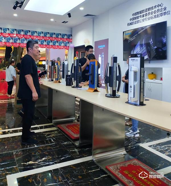 中國(guó)智能鎖網(wǎng)祝賀：忠恒高配智能門鎖淄博旗艦店迎開門紅