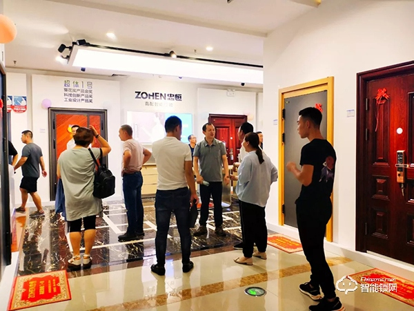 中國(guó)智能鎖網(wǎng)祝賀：忠恒高配智能門鎖淄博旗艦店迎開門紅