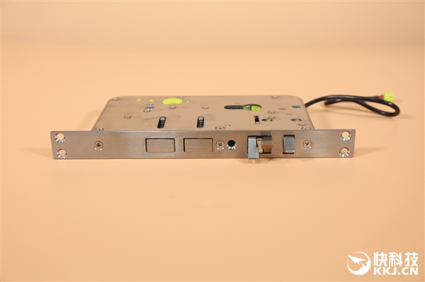 小米首款高端全自動智能鎖圖賞，1699元一觸即開門