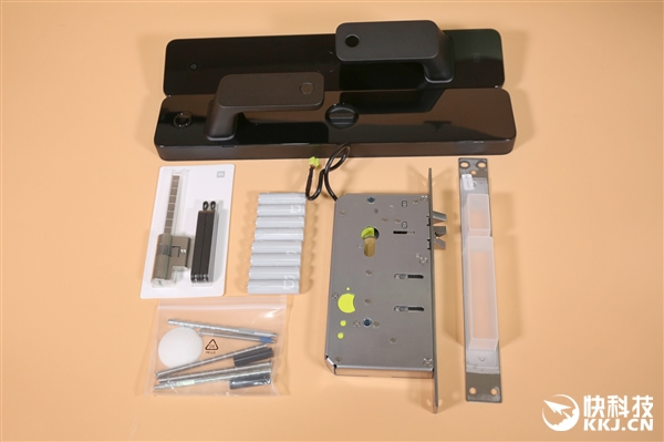 小米首款高端全自動智能鎖圖賞，1699元一觸即開門