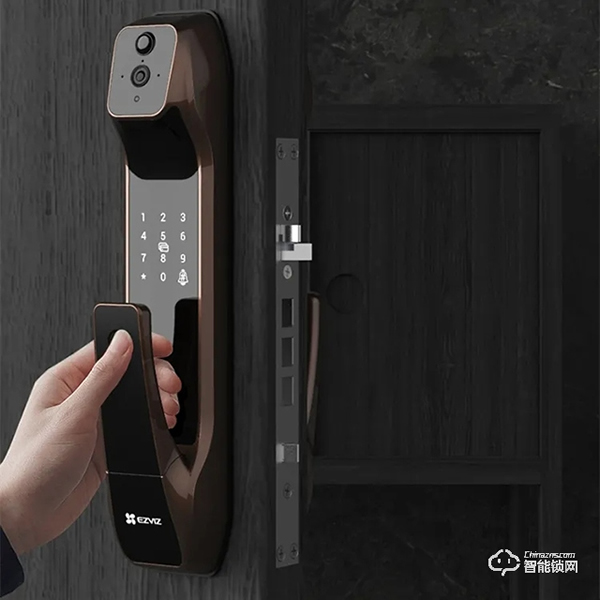 刷個臉秒進屋，這個智能鎖還是個24小時守門人