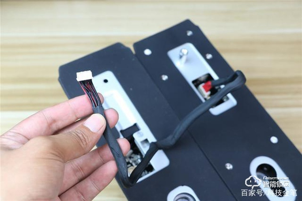 TCL智能鎖實力攪局，外觀新穎別樹一幟，一鍵開關更方便