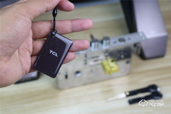 TCL智能鎖實力攪局，外觀新穎別樹一幟，一鍵開關更方便