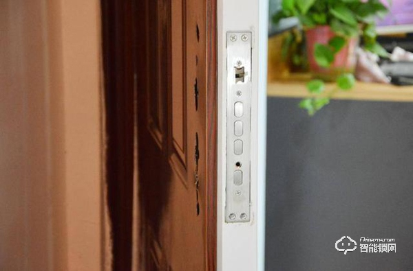 用防彈玻璃做面板，到底有多堅固，創米小白智能門鎖G1親測