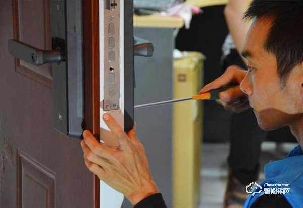 用防彈玻璃做面板，到底有多堅固，創米小白智能門鎖G1親測