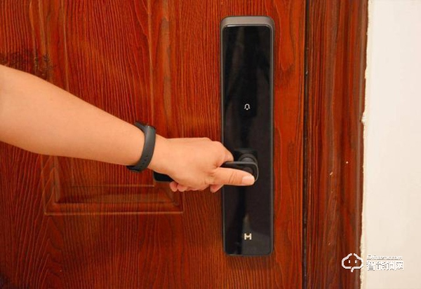 用防彈玻璃做面板，到底有多堅固，創米小白智能門鎖G1親測