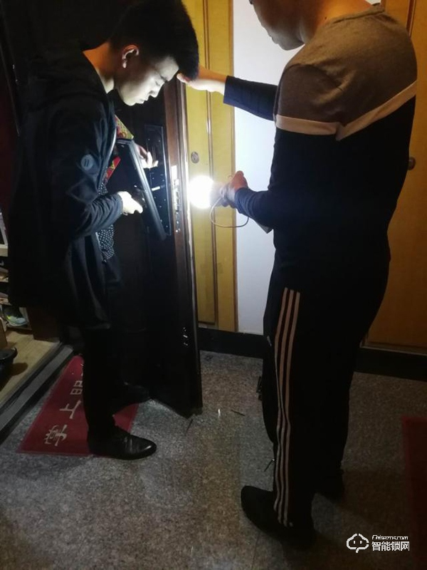 德施曼指紋鎖怎么樣？阿里云智能鎖、小嘀T7、小嘀指紋鎖V5測評