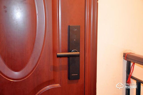 德施曼指紋鎖怎么樣？阿里云智能鎖、小嘀T7、小嘀指紋鎖V5測評