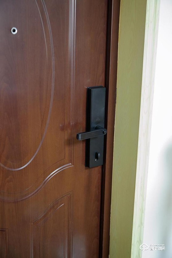 指紋鎖什么品牌好？德施曼、鹿客、派瑞軍工裝甲智能鎖試用測(cè)評(píng)