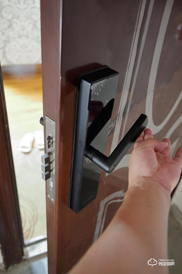 指紋鎖什么品牌好？德施曼、鹿客、派瑞軍工裝甲智能鎖試用測(cè)評(píng)