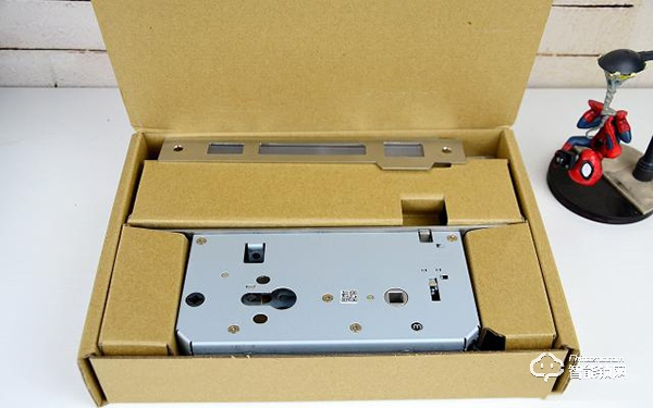 799元的簡(jiǎn)約智能門鎖小米有品定制版，五種解鎖方式，簡(jiǎn)約不簡(jiǎn)單