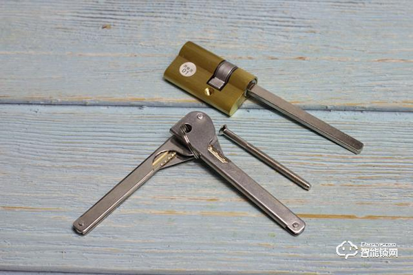 自帶貓眼遠程監控于一體：小益X6智能鎖