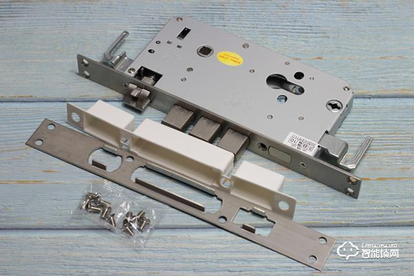 自帶貓眼遠程監控于一體：小益X6智能鎖