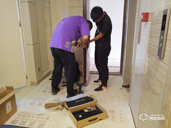 自帶貓眼遠程監控于一體：小益X6智能鎖