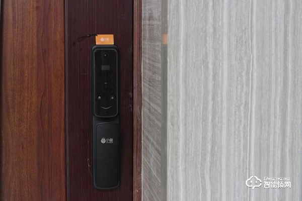 自帶貓眼遠程監控于一體：小益X6智能鎖