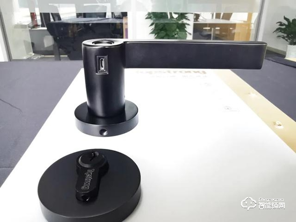 頂固安全門鎖ND100評測：簡而不凡，給家庭多重守護