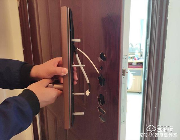 首創行業呼吸燈設計，斑點貓Z3智能指紋鎖實測體驗，顏值擔當者