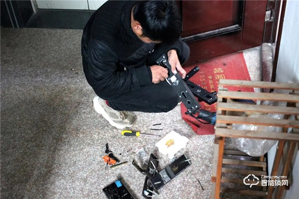 小益E205T指紋鎖，E205全新升級款，讓家更安全開門更便捷