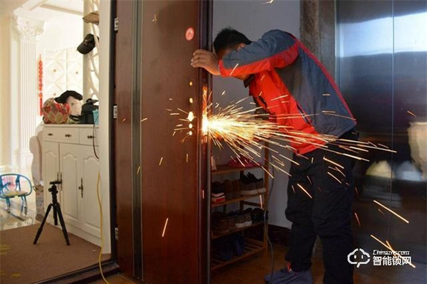 米家推拉式指紋鎖評測：顏值與實力共存，6種開鎖方式全家通用