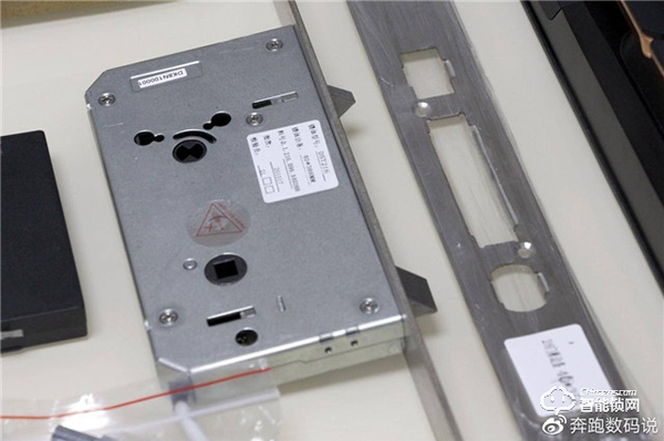 3D人臉識別開門,給家全方位守護:德施曼R8人臉智能鎖體驗 3D人臉識別開門,給家全方位守護:德施曼R8人臉智能鎖體驗