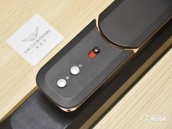 程序員給防盜門加裝3D人臉識別，人到門前自動開鎖，無光也能識別