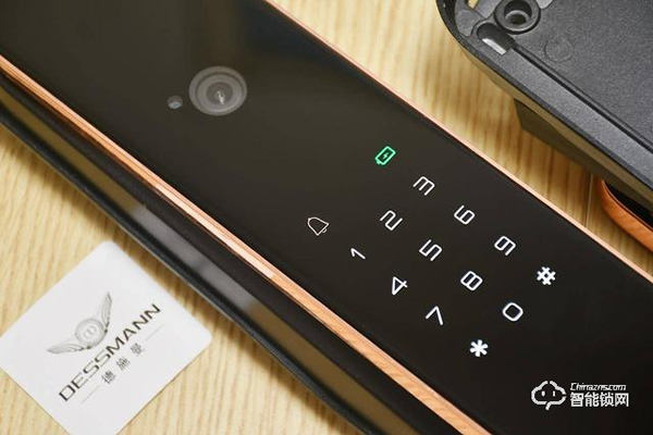 程序員給防盜門加裝3D人臉識別，人到門前自動開鎖，無光也能識別