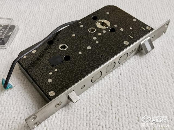 自從裝了帶可視貓眼的智能門(mén)鎖，再也不用擔(dān)心女朋友一個(gè)人在家了