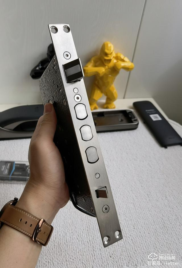 自從裝了帶可視貓眼的智能門(mén)鎖，再也不用擔(dān)心女朋友一個(gè)人在家了