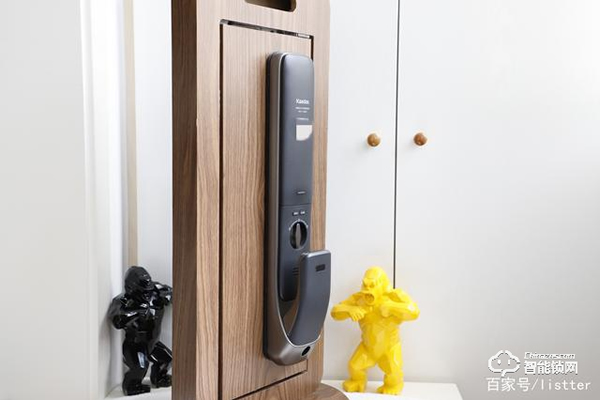 自從裝了帶可視貓眼的智能門(mén)鎖，再也不用擔(dān)心女朋友一個(gè)人在家了