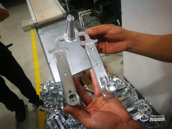 恒昱智暢:用先進設備助力生產智造 | 2019中國建博葵花獎調研團走訪實錄 恒昱智暢:用先進設備助力生產智造 | 2019中國建博葵花獎調研團走訪實錄