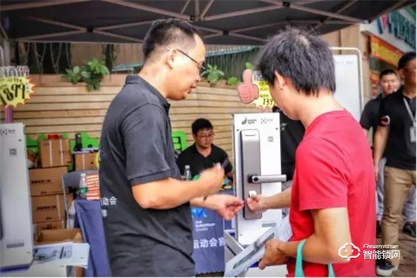 心安“鎖”得 | 楊格智能鎖走進社區(qū) ，引發(fā)換鎖熱潮