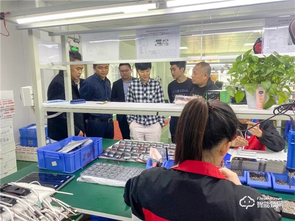 浙江瓏首房地產(chǎn)團(tuán)隊(duì)蒞臨皇家金盾智能鎖參觀交流 浙江瓏首房地產(chǎn)團(tuán)隊(duì)蒞臨皇家金盾智能鎖參觀交流