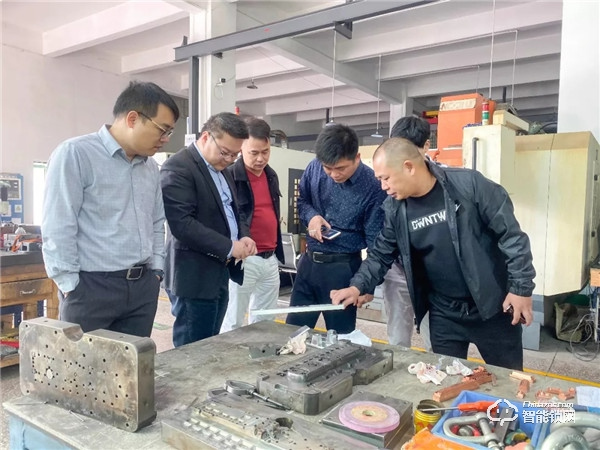 浙江瓏首房地產(chǎn)團(tuán)隊(duì)蒞臨皇家金盾智能鎖參觀交流 浙江瓏首房地產(chǎn)團(tuán)隊(duì)蒞臨皇家金盾智能鎖參觀交流