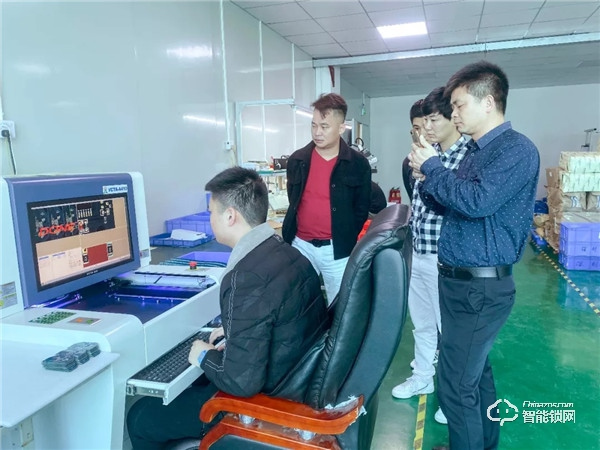 浙江瓏首房地產(chǎn)團(tuán)隊(duì)蒞臨皇家金盾智能鎖參觀交流 浙江瓏首房地產(chǎn)團(tuán)隊(duì)蒞臨皇家金盾智能鎖參觀交流