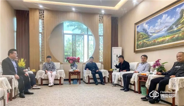 浙江瓏首房地產(chǎn)團(tuán)隊(duì)蒞臨皇家金盾智能鎖參觀交流 浙江瓏首房地產(chǎn)團(tuán)隊(duì)蒞臨皇家金盾智能鎖參觀交流