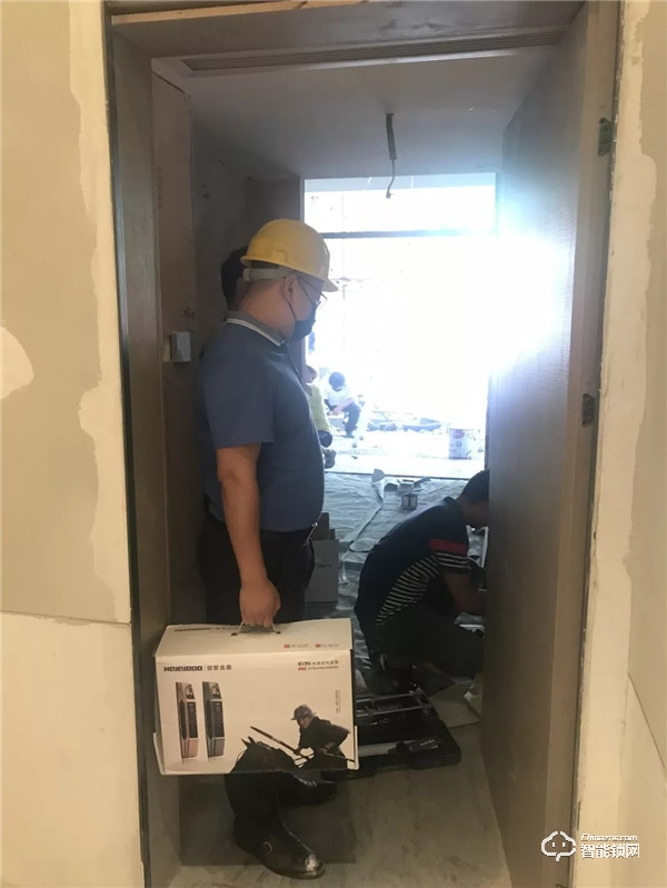 浙江瓏首房地產(chǎn)團(tuán)隊(duì)蒞臨皇家金盾智能鎖參觀交流 浙江瓏首房地產(chǎn)團(tuán)隊(duì)蒞臨皇家金盾智能鎖參觀交流