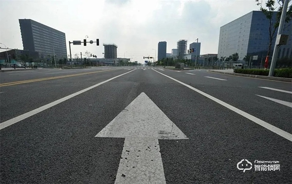 一扇門,隔絕了風(fēng)雨;一把鎖,守護(hù)了安全 一扇門,隔絕了風(fēng)雨;一把鎖,守護(hù)了安全