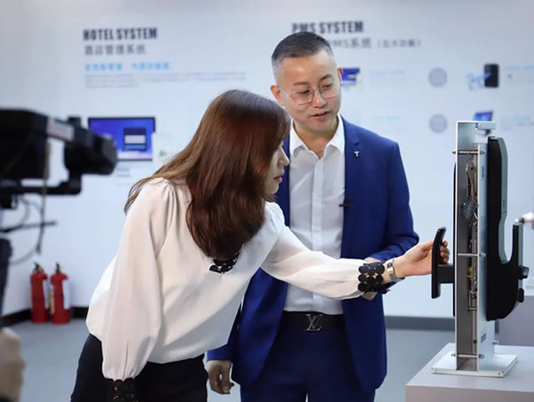 廣東電視臺《風云粵商》欄目走進智能門鎖知名企業楊格智控