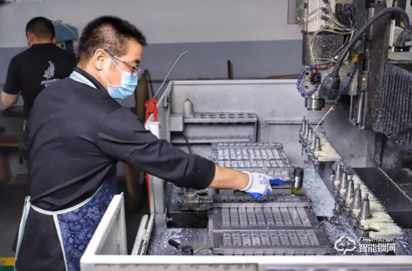 廣東電視臺《風云粵商》欄目走進智能門鎖知名企業楊格智控