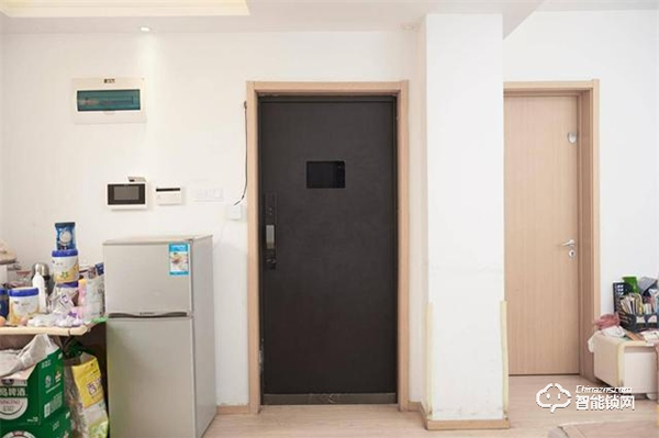 一個門重85KG，小米有品上架，嵌入式智能鎖，自帶10寸屏