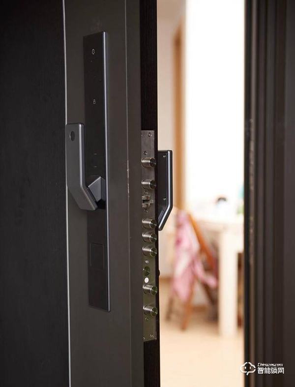 一個門重85KG，小米有品上架，嵌入式智能鎖，自帶10寸屏