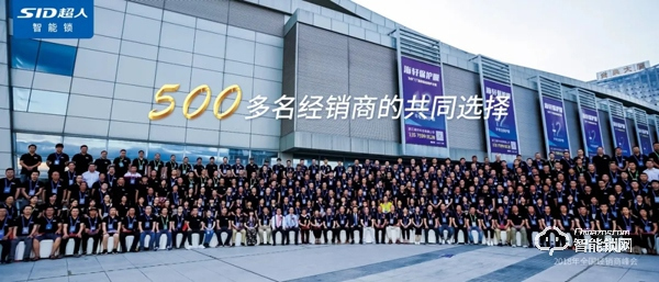 超人鳳凰涅槃，浴火重生。在疫情當下經歷困難，一切謠言止于現