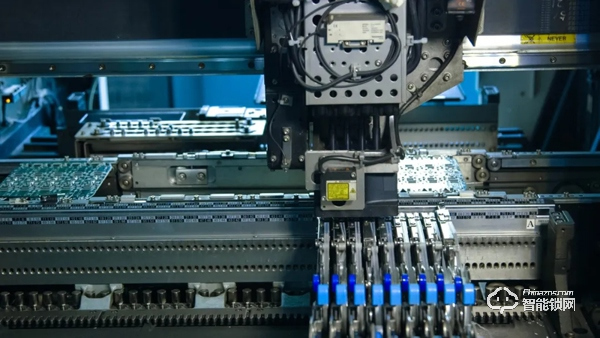 超人鳳凰涅槃，浴火重生。在疫情當下經歷困難，一切謠言止于現