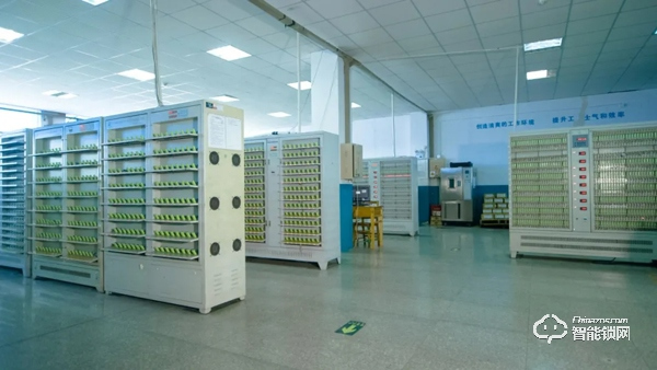 超人鳳凰涅槃，浴火重生。在疫情當下經歷困難，一切謠言止于現