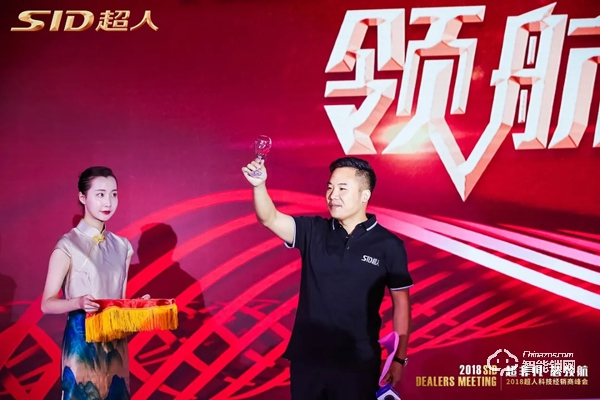 超人鳳凰涅槃，浴火重生。在疫情當下經歷困難，一切謠言止于現