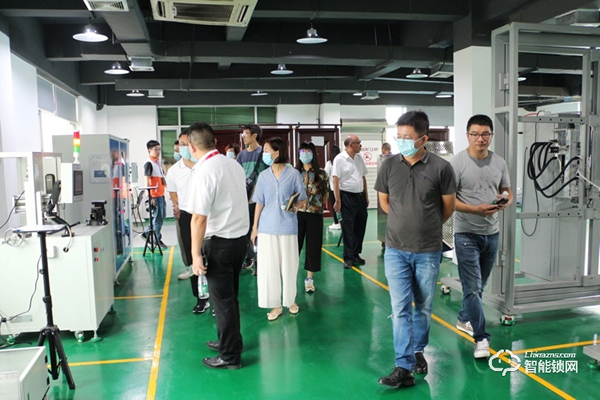 質量標桿企業參觀學習交流團蒞臨櫻花智能鎖總部考察交流