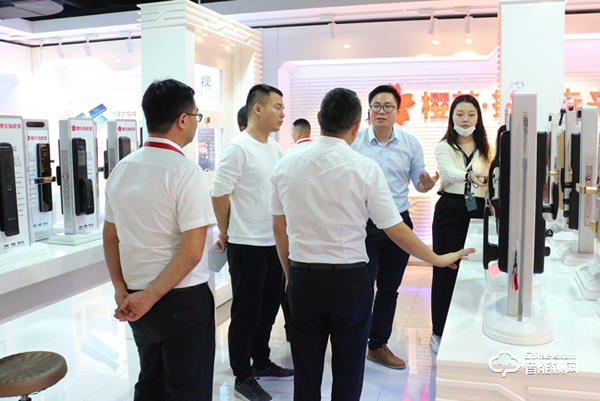 恒大集團材料設備有限公司領導蒞臨櫻花智能鎖總部參觀考察 恒大集團材料設備有限公司領導蒞臨櫻花智能鎖總部參觀考察