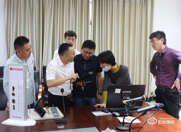 澤信集團領導一行蒞臨櫻花智能鎖考察交流 澤信集團領導一行蒞臨櫻花智能鎖考察交流