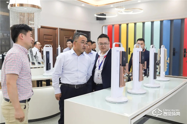 寧夏海原縣縣委領導一行參觀考察皇家金盾人臉鎖生產基地