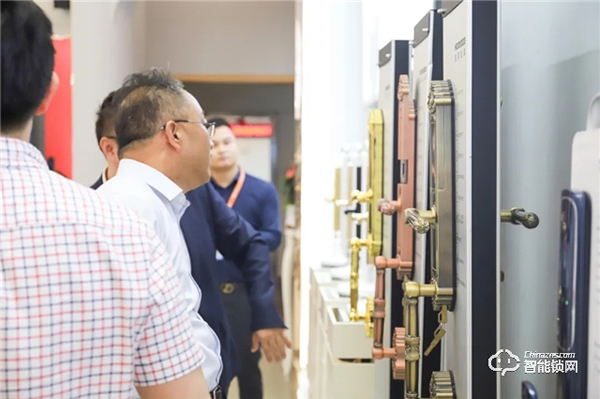 寧夏海原縣縣委領導一行參觀考察皇家金盾人臉鎖生產基地